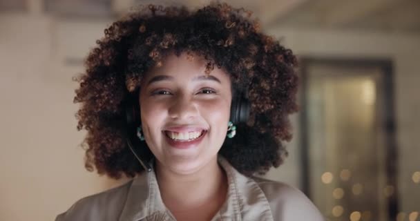 Cara Centro Llamadas Mujer Feliz Consultora Con Sonrisa Para Servicio — Vídeos de Stock