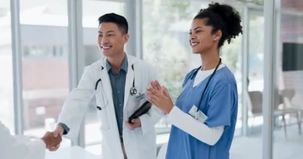 Ärzte Handschlag Begrüßung Und Krankenhausteam Mit Applaus Onboarding Und Freundlichkeit — Stockvideo