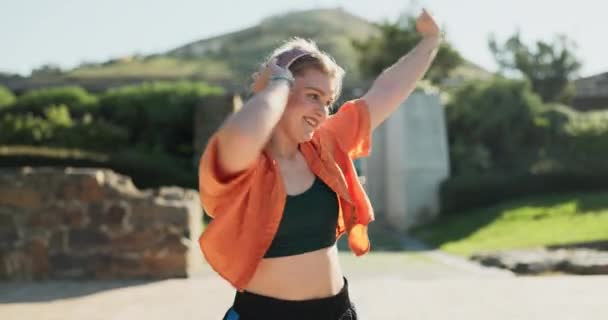 Dans Kulaklıklar Yaz Boyunca Bahçede Yürüyen Bir Kadın Özgürlük Veya — Stok video