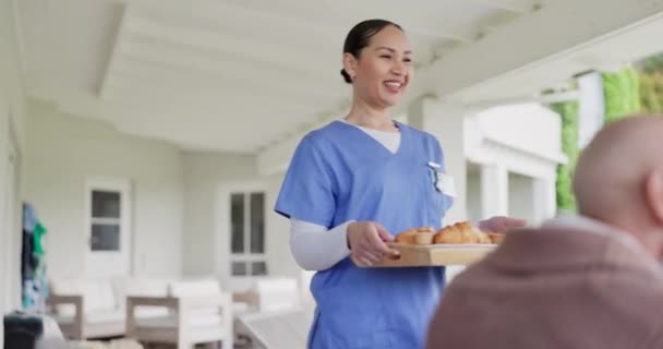 Kvinna Sjuksköterska Och Frukost Äldreomsorg För Måltid Mellanmål Eller Dryck — Stockvideo