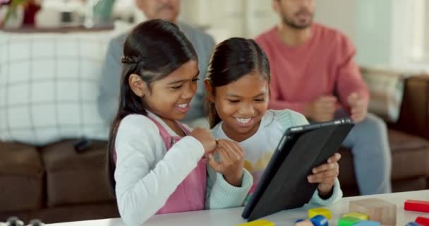 Niños Tableta Hogar Con Tecnología Aplicación Educativa Para Desarrollo Con — Vídeo de stock