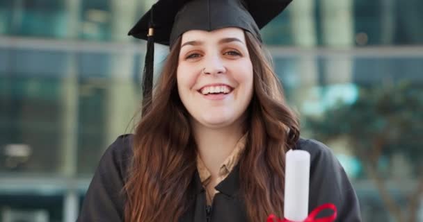 亲密或女人在微笑中通过毕业 快乐或学生的成绩在校园里获得大学学位 在户外获得荣誉 研究生或大学学业成绩的年轻人 肖像画或文凭 — 图库视频影像