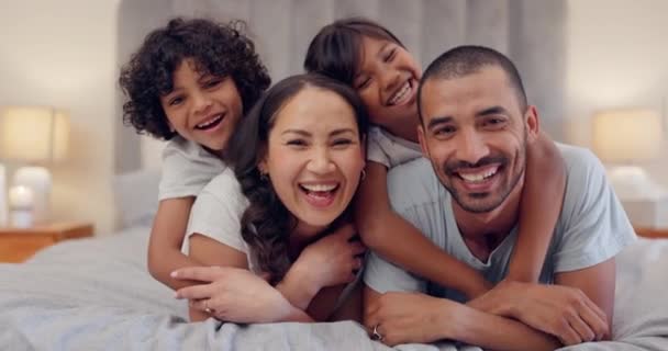 Arc Hálószoba Család Szülőkkel Gyerekekkel Otthon Boldogsággal Biztonsággal Kötődéssel Portré — Stock videók
