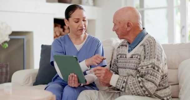 为老年人提供餐桌 药物和护理指导 在沙发上享受医疗保健和健康的退休生活 护理人员 老年人和带有技术 病人支助和慢性病护理的药丸 — 图库视频影像