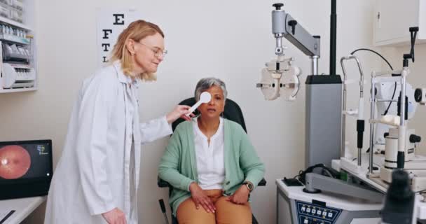 Осмотр Глаз Пациентка Оптометристка Покрывают Зрение Оптического Теста Глазной Поддержки — стоковое видео