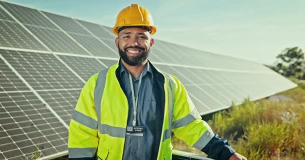 快乐的人 工程师和太阳能电池板在自然界中的可再生能源或环境友好型环境 乡郊户外电力装置的人物形象 承建商或技术人员的微笑 — 图库视频影像
