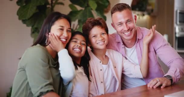 Ευτυχισμένη Οικογένεια Διαφυλετική Και Πρόσωπο Στο Σαλόνι Για Αγάπη Φροντίδα — Αρχείο Βίντεο