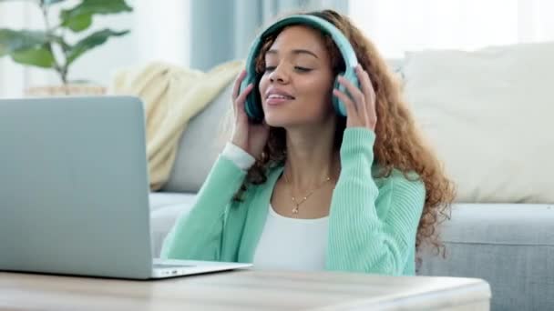 Γυναίκα Μιλάει Βιντεοκλήση Χρησιμοποιώντας Φορητό Υπολογιστή Και Ακουστικά Ενώ Χαιρετώντας — Αρχείο Βίντεο