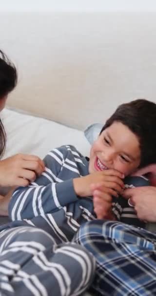 Glada Kittlande Och Föräldrar Med Pojke Sängen Hemma Hos Familjen — Stockvideo
