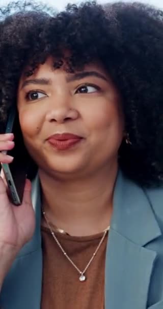 Letişim Telefon Görüşmesi Gülümseyen Konuşan Kapalı Havada Kadını Mutlu Siyah — Stok video
