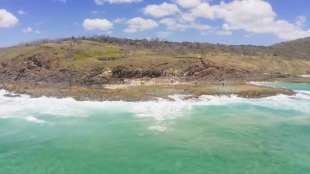 Ondas Oceano Penhasco Para Drone Pessoas Verão Beira Mar Férias — Vídeo de Stock