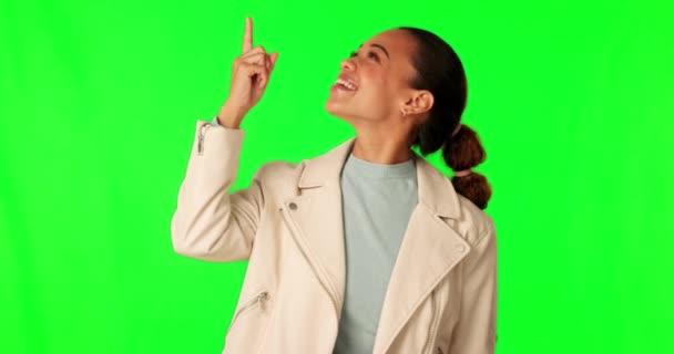 Zielony Ekran Kierunek Kobieta Wskazują Uśmiech Pokazać Komercyjne Marki Promocja — Wideo stockowe