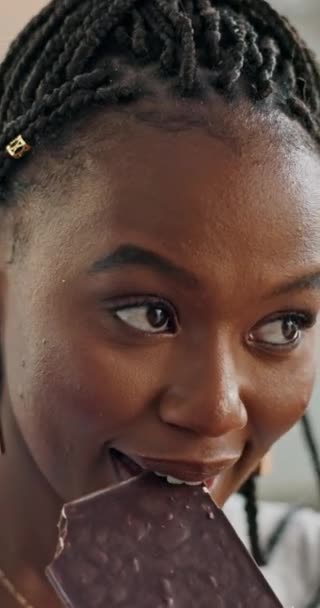 Чорна Жінка Їсть Шоколад Щоб Насолоджуватися Цукерки Солодкий Зуб Голоду — стокове відео