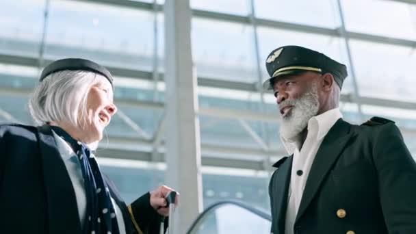 Escalator Pilots People Airport Travel Talking Conversation Low Angle Mature — Stock Video