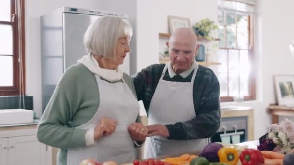 Kochen Glückliches Und Älteres Paar Der Küche Zum Gemeinsamen Mittagessen — Stockvideo