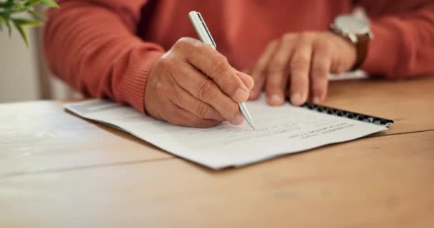 Senior Man Handen Schrijven Papierwerk Formulier Aanvraag Voor Pensioen Levensverzekering — Stockvideo