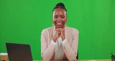 Laptop, daktilo ve yüz. Stüdyodaki yeşil ekrandaki siyah kadın. Arka plan modelinde izole edilmiş. Gülümseyen Afrikalı profesyonel, iş adamı veya girişimcinin portresi, bilgisayarı ve mutluluğu