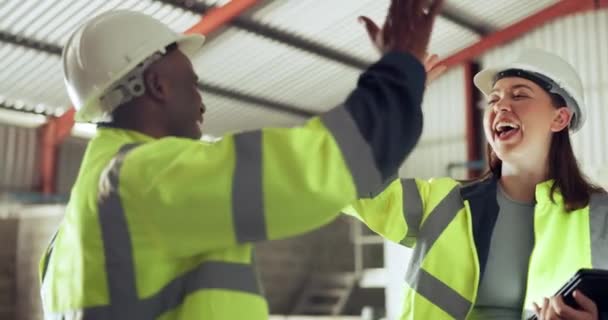 Team Building High Five Construction Avec Des Personnes Dans Entrepôt — Video