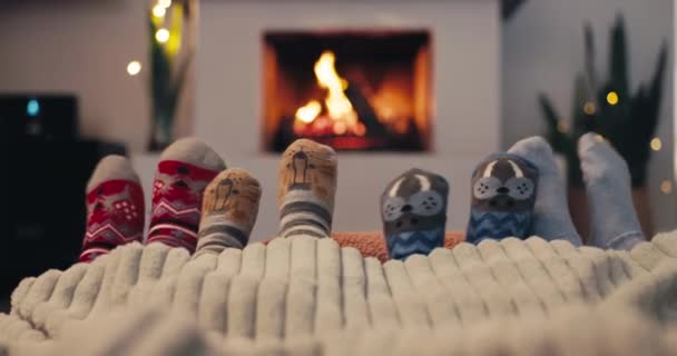Noel Çoraplar Şöminenin Yanındaki Sıcak Aile Oturma Odasındaki Kanepede Birlikte — Stok video
