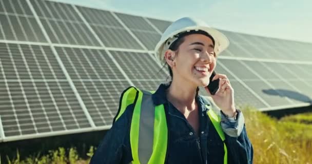 ソーラーパネルファームの女性 クリーンエネルギー 屋外の電力網のメンテナンス スマートフォン ネットワーキングによる持続可能性 太陽光発電システム 技術者 — ストック動画