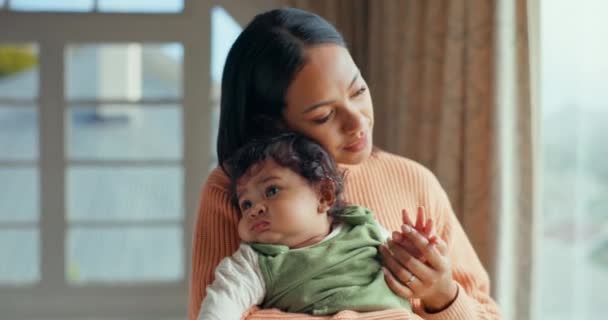 Αγάπη Μαμά Μωρό Στο Σπίτι Και Δένονται Φροντίδα Και Αγκαλιά — Αρχείο Βίντεο