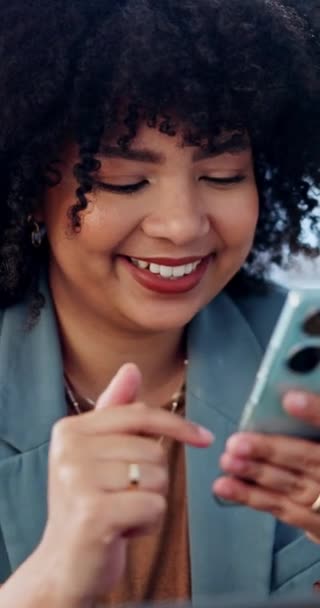 在公司的办公室里 女人和电话 带着微笑的滚动 社交媒体或网络搜索 拥有用于交流 联网或在线工作的智能手机的专业人员 个人或雇员 — 图库视频影像