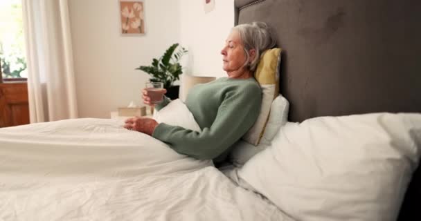 老年人 妇女和饮用水在家中水合起来后醒来 睡觉和睡觉有利于健康 外婆家 人和想退休时喝冷饮以减轻疲劳 照顾或节食 — 图库视频影像