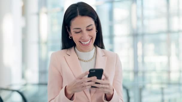 Smartphone Consultora Mujer Feliz Escribiendo Lobby Oficina Para Redes Sociales — Vídeo de stock