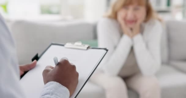 Escrita Psicologia Saúde Mental Com Mãos Terapeuta Paciente Para Aconselhamento — Vídeo de Stock