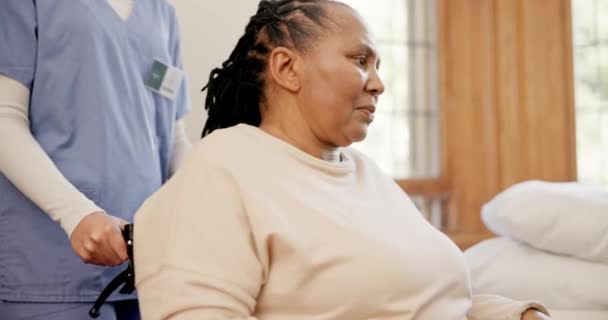 Asistentă Medicală Femeie Neagră Vârstă Scaun Rotile Sprijin Îngrijire Recuperare — Videoclip de stoc