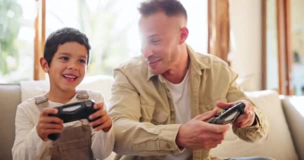 Videojáték Boldog Apa Gyermekkel Egy Kanapén Szerencsejáték Játék Konzol Verseny — Stock videók