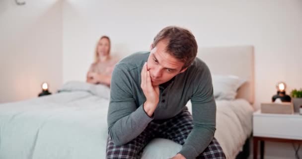 Mann Stress Und Konflikt Des Paares Schlafzimmer Für Traurigkeit Trennung — Stockvideo