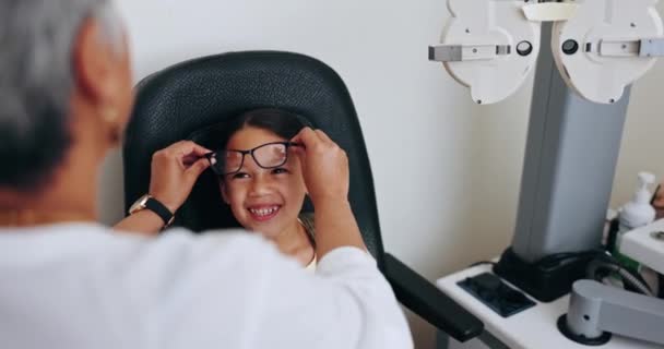 Οπτομετρητής Παιδί Και Πλαίσιο Για Γυαλιά Χαμόγελο Και Φροντίδα Ματιών — Αρχείο Βίντεο