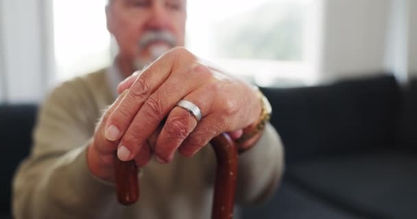 Cane Aposentadoria Pensar Com Mãos Homem Velho Sofá Para Apoio — Vídeo de Stock