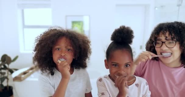 Matka Děti Čištění Zubů Pro Zubní Hygienu Zdraví Sblížení Koupelně — Stock video