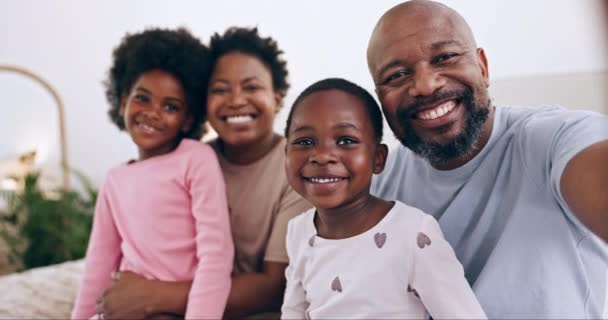 Glücklich Selfie Und Schwarze Familienbande Zusammen Bett Hause Wochenende Spaß — Stockvideo