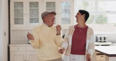 Aşk, ev mutfağı ve mutlu yaşlı çift dans eder, gülümser ve birlikte güzel vakit geçirir, eğlenir ve kaynaşırlar. Emeklilik müziği, enerji ve yaşlı adam, yaşlı kadın veya Brezilya 'da şarkı söyleyen insanlar.