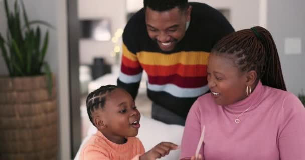 Счастливые Родители Ребенок Образовательная Карта Чтения Изучения Поддержки Знаний Мама — стоковое видео