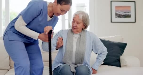 Senior Mujer Enfermera Con Bastón Ayuda Apoyo Desde Sofá Sala — Vídeos de Stock