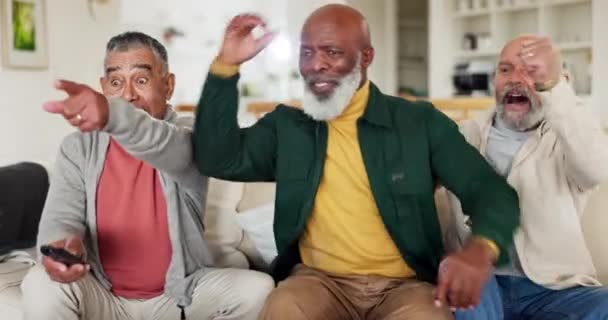 Senior Hombres Celebración Por Deporte Televisión Con Puño Remoto Feliz — Vídeos de Stock