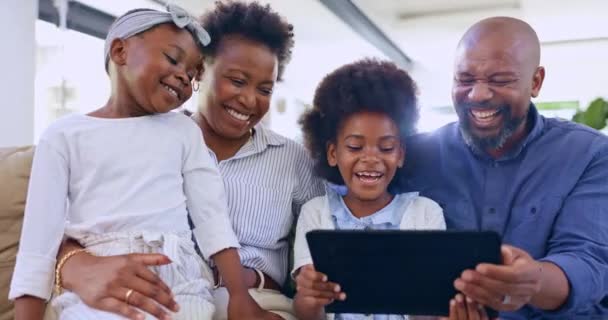 Μαύρη Οικογένεια Γονείς Παιδιά Tablet Και Γέλιο Στον Καναπέ Για — Αρχείο Βίντεο