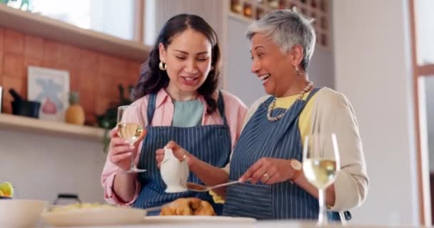 Hija Madre Cocinando Bebiendo Vino Cocina Divertido Reír Juntos Mamá — Vídeos de Stock
