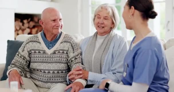 Médico Chequeo Una Enfermera Hablando Con Una Pareja Ancianos Sofá — Vídeo de stock