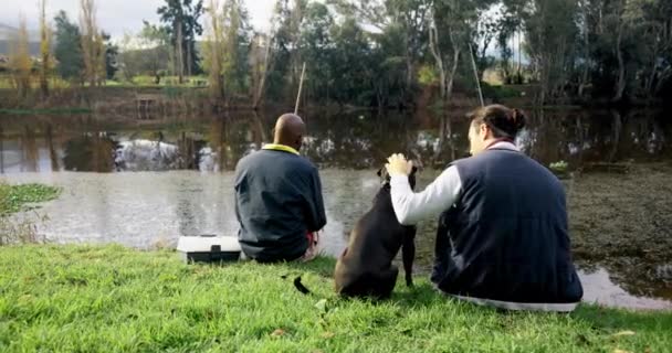 Balıkçılık Göl Kıyısında Köpekli Arkadaşlar Erkekler Doğadaki Sohbetle Bağ Kurmak — Stok video