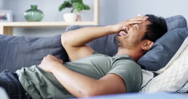 Bărbat Dureri Cap Canapea Durere Boală Obosit Acasă Afecțiune Medicală — Videoclip de stoc