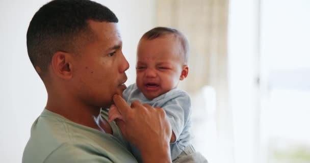 Ojcze Płaczące Dziecko Pociecha Pocałunek Opieka Miłość Więź Rodzinnym Domu — Wideo stockowe