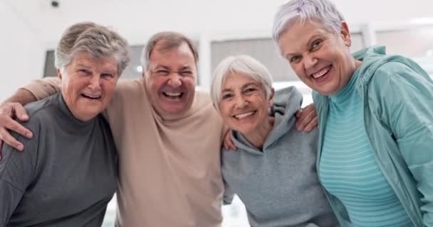 Ältere Gruppe Gesicht Und Glücklich Für Das Training Mit Umarmung — Stockvideo