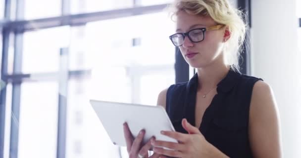Online Tablet Business Kvinde Kontor Sociale Netværk Forbindelse Forskning Corporate – Stock-video