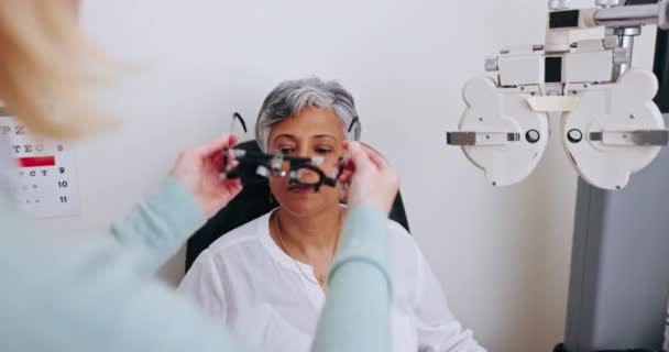 成熟した女性 眼科および眼科検査または検査 医療サービスのための相談および医院 シニア人 眼科医 レンズ 光学療法 機器の退職後の評価 — ストック動画