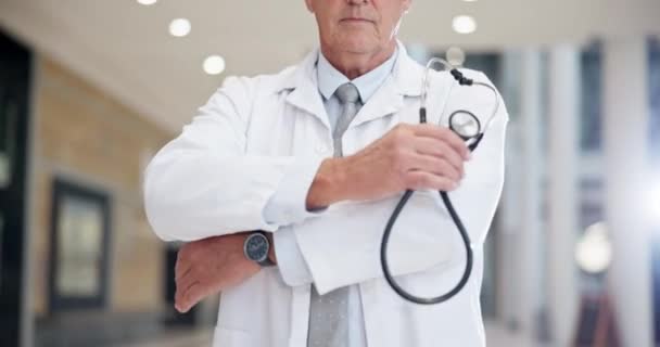 Doctor Manos Con Estetoscopio Hombre Con Brazos Cruzados Hospital Con — Vídeos de Stock
